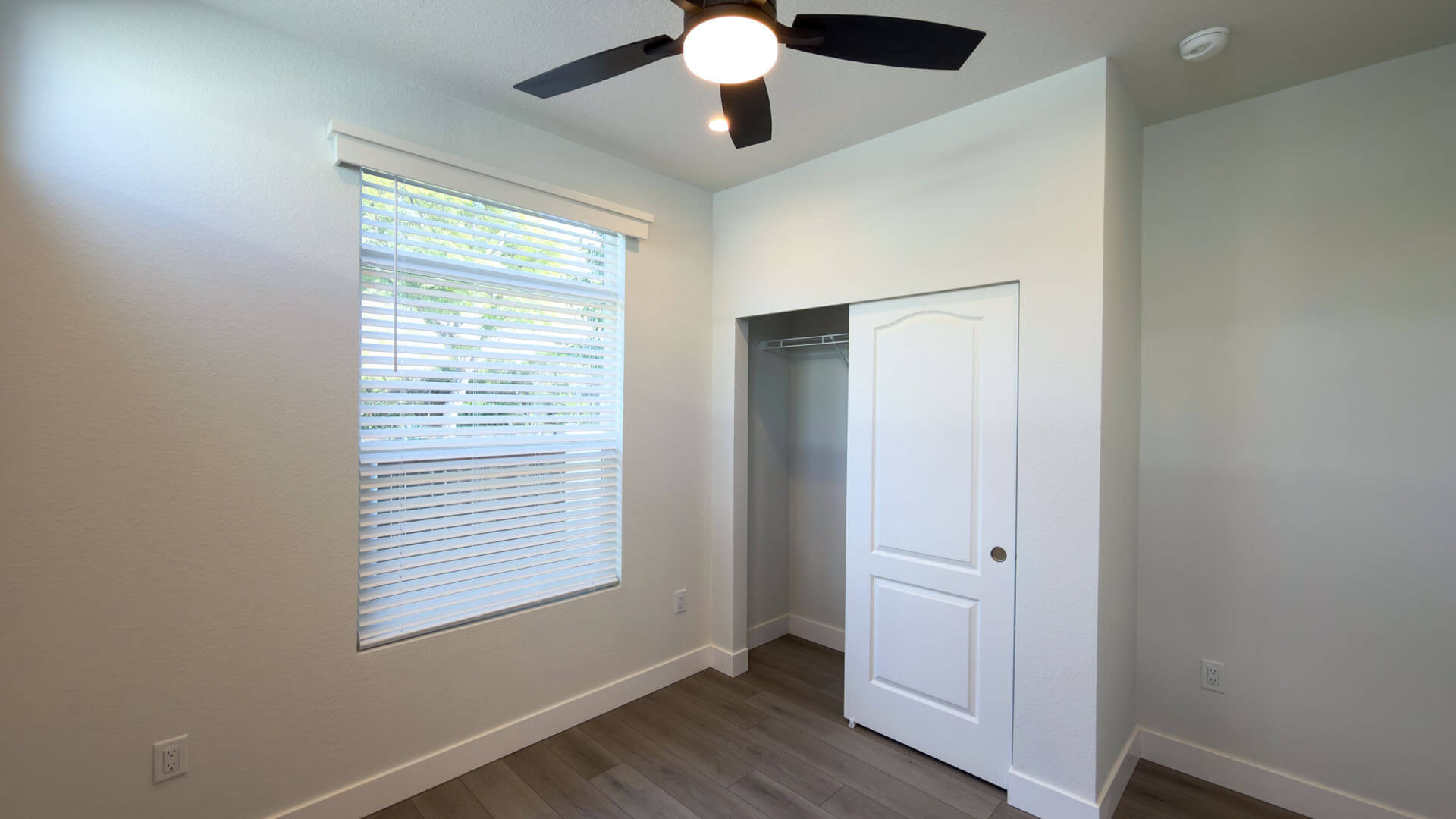Space 17 Beachwood Park Bedroom Closet